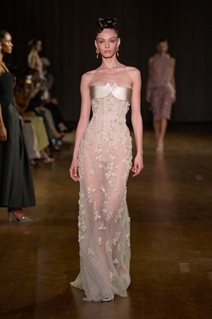 مجموعة جورج حبيقة تحتفي بأنوثة هادئة في باريس