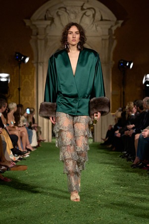 أليساندرو ميكيلي يقترب من إرث فالنتينو: حوار بين الثمانينيات وأناقة الدار