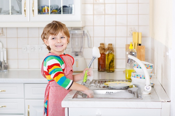 5 فوائد لمشاركة طفلك في الطبخ