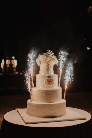 استوحي أفكارًا لإضاءة كعكة زفافك البرّاقة