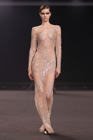 امرأة إيلي صعب تخرج من ضباب مانهاتن