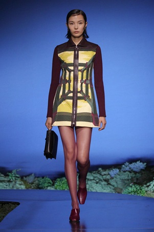 بين الرومانسية والعملية… أناقة تتحرك مع المرأة في عرض هيرميس