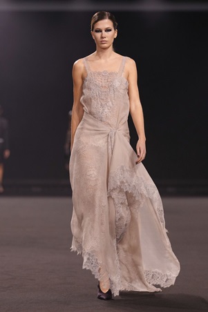 امرأة إيلي صعب تخرج من ضباب مانهاتن