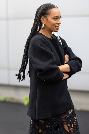 إليكِ تسريحات ضفائر للشعر الكيرلي تناسب موسم الربيع