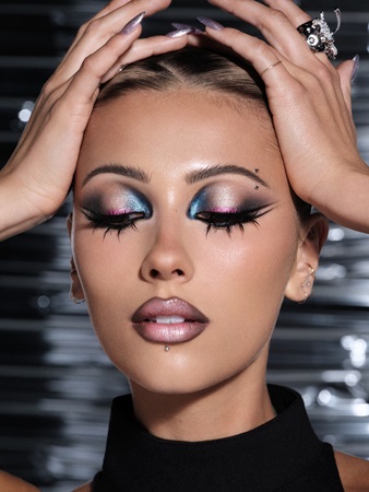 آيسد غلام: صيحة مكياج الـcool girl لعام 2026