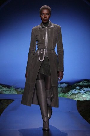 بين الرومانسية والعملية… أناقة تتحرك مع المرأة في عرض هيرميس