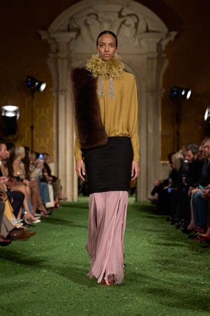 أليساندرو ميكيلي يقترب من إرث فالنتينو: حوار بين الثمانينيات وأناقة الدار