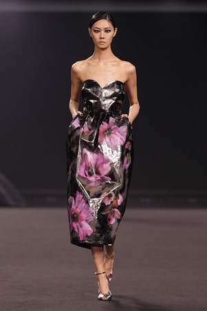 امرأة إيلي صعب تخرج من ضباب مانهاتن