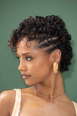 إليكِ تسريحات ضفائر للشعر الكيرلي تناسب موسم الربيع