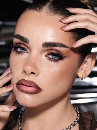 آيسد غلام: صيحة مكياج الـcool girl لعام 2026