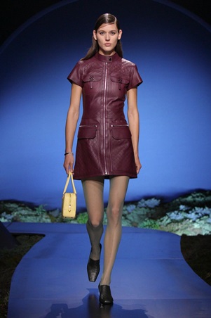 بين الرومانسية والعملية… أناقة تتحرك مع المرأة في عرض هيرميس