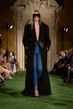 أليساندرو ميكيلي يقترب من إرث فالنتينو: حوار بين الثمانينيات وأناقة الدار