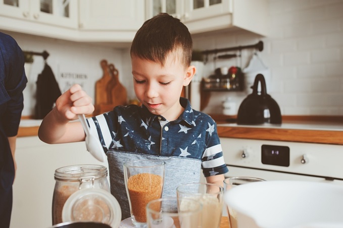 5 فوائد لمشاركة طفلك في الطبخ