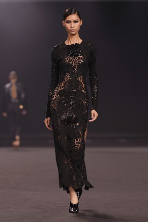 امرأة إيلي صعب تخرج من ضباب مانهاتن