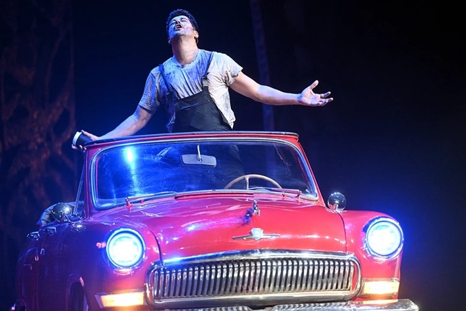 فهرية أفجن تتعرض لحملات هجوم وزوجها يعرض أزياءه للبيع