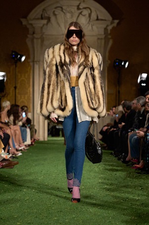 أليساندرو ميكيلي يقترب من إرث فالنتينو: حوار بين الثمانينيات وأناقة الدار