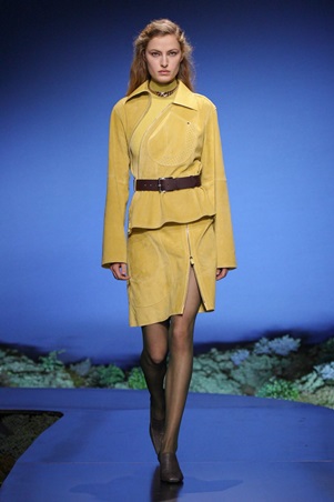 بين الرومانسية والعملية… أناقة تتحرك مع المرأة في عرض هيرميس