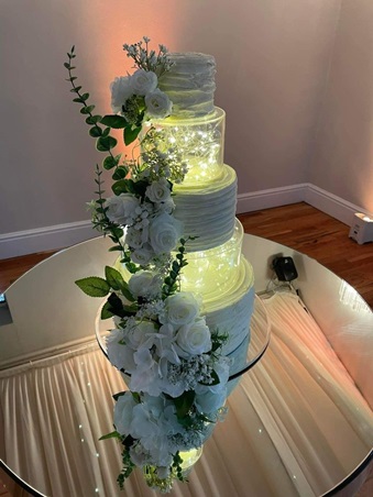 استوحي أفكارًا لإضاءة كعكة زفافك البرّاقة