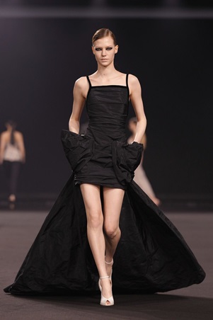 امرأة إيلي صعب تخرج من ضباب مانهاتن