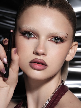 آيسد غلام: صيحة مكياج الـcool girl لعام 2026