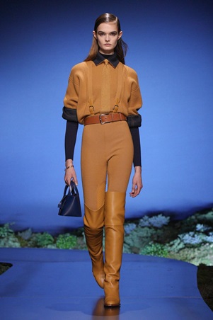 بين الرومانسية والعملية… أناقة تتحرك مع المرأة في عرض هيرميس