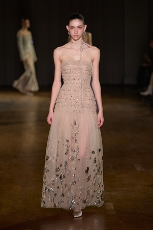 مجموعة جورج حبيقة تحتفي بأنوثة هادئة في باريس