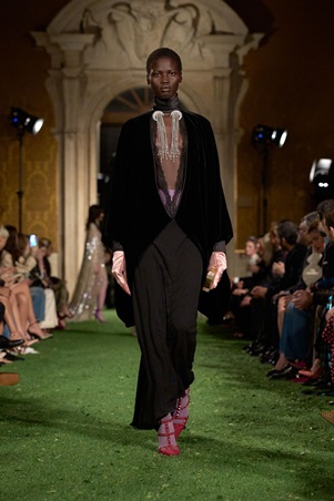 أليساندرو ميكيلي يقترب من إرث فالنتينو: حوار بين الثمانينيات وأناقة الدار