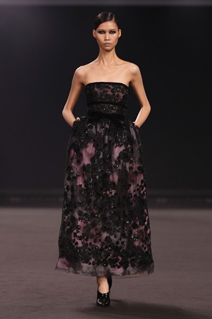 امرأة إيلي صعب تخرج من ضباب مانهاتن