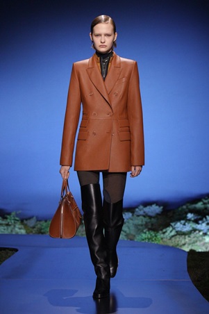 بين الرومانسية والعملية… أناقة تتحرك مع المرأة في عرض هيرميس