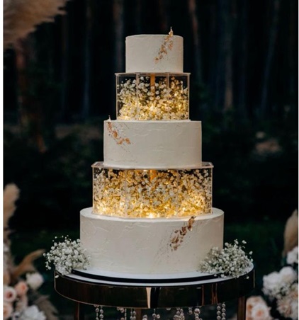 استوحي أفكارًا لإضاءة كعكة زفافك البرّاقة