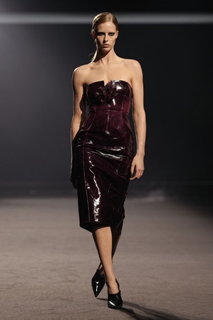 امرأة إيلي صعب تخرج من ضباب مانهاتن