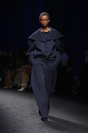 ماكسيميليان ديفيس: سردية بحرية تُصاغ بخطوط منضبطة في عرض Ferragamo