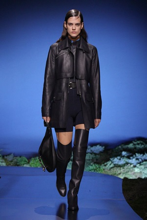 بين الرومانسية والعملية… أناقة تتحرك مع المرأة في عرض هيرميس