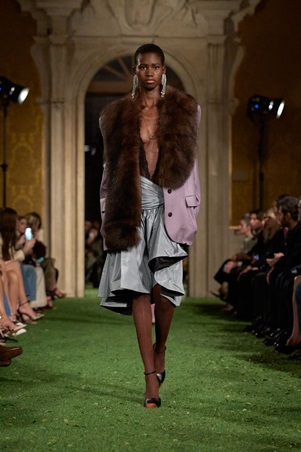 أليساندرو ميكيلي يقترب من إرث فالنتينو: حوار بين الثمانينيات وأناقة الدار