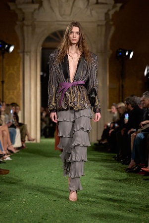 أليساندرو ميكيلي يقترب من إرث فالنتينو: حوار بين الثمانينيات وأناقة الدار