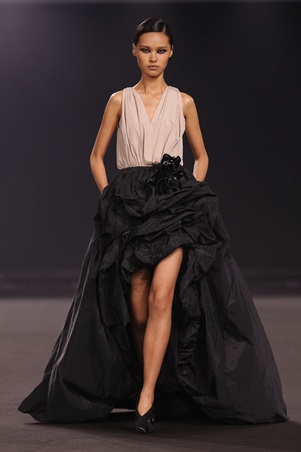 امرأة إيلي صعب تخرج من ضباب مانهاتن