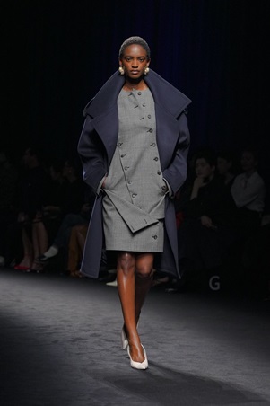 ماكسيميليان ديفيس: سردية بحرية تُصاغ بخطوط منضبطة في عرض Ferragamo