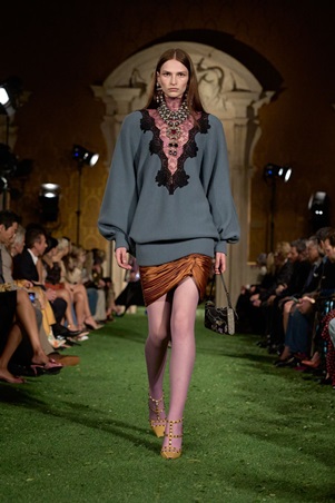 أليساندرو ميكيلي يقترب من إرث فالنتينو: حوار بين الثمانينيات وأناقة الدار