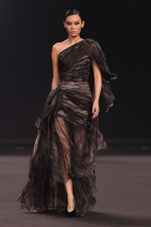 امرأة إيلي صعب تخرج من ضباب مانهاتن