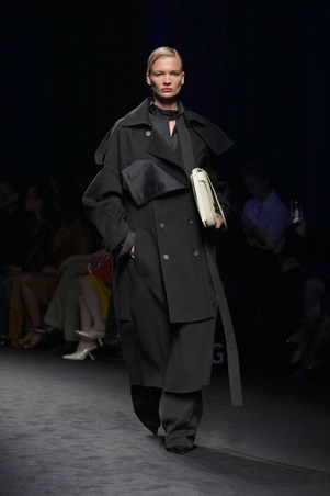 ماكسيميليان ديفيس: سردية بحرية تُصاغ بخطوط منضبطة في عرض Ferragamo