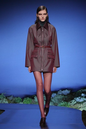 بين الرومانسية والعملية… أناقة تتحرك مع المرأة في عرض هيرميس