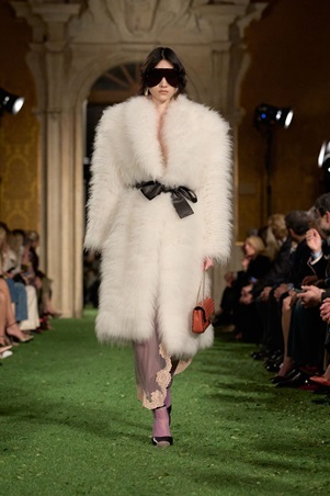 أليساندرو ميكيلي يقترب من إرث فالنتينو: حوار بين الثمانينيات وأناقة الدار