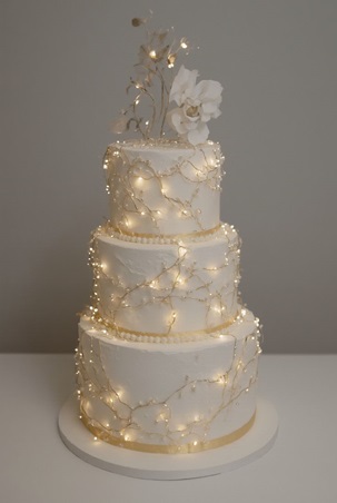 استوحي أفكارًا لإضاءة كعكة زفافك البرّاقة