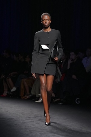 ماكسيميليان ديفيس: سردية بحرية تُصاغ بخطوط منضبطة في عرض Ferragamo