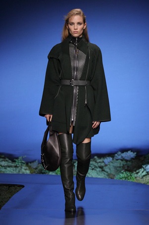 بين الرومانسية والعملية… أناقة تتحرك مع المرأة في عرض هيرميس