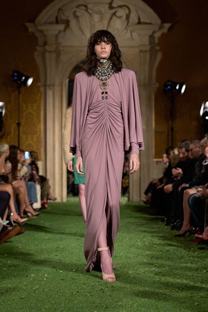 أليساندرو ميكيلي يقترب من إرث فالنتينو: حوار بين الثمانينيات وأناقة الدار