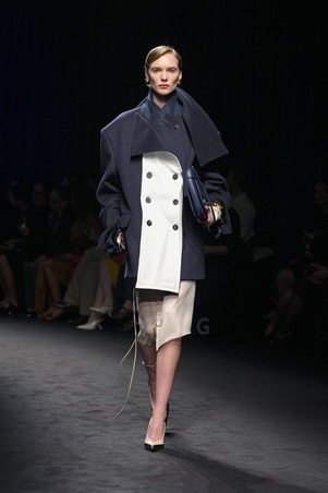 ماكسيميليان ديفيس: سردية بحرية تُصاغ بخطوط منضبطة في عرض Ferragamo