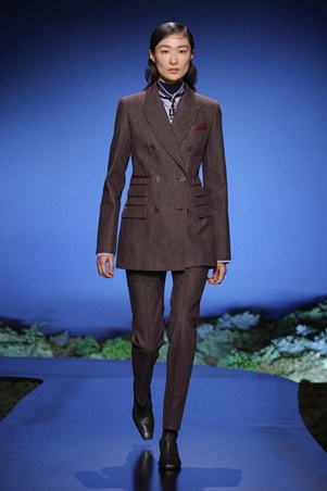 بين الرومانسية والعملية… أناقة تتحرك مع المرأة في عرض هيرميس