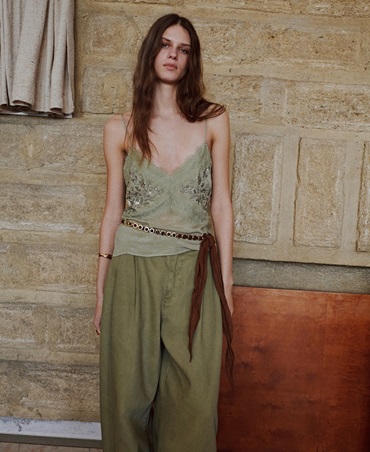 إطلالات هادئة تليق بكِ هذا الموسم