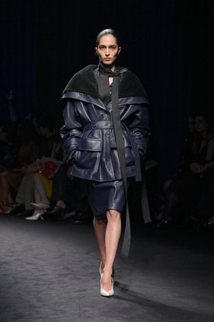 ماكسيميليان ديفيس: سردية بحرية تُصاغ بخطوط منضبطة في عرض Ferragamo